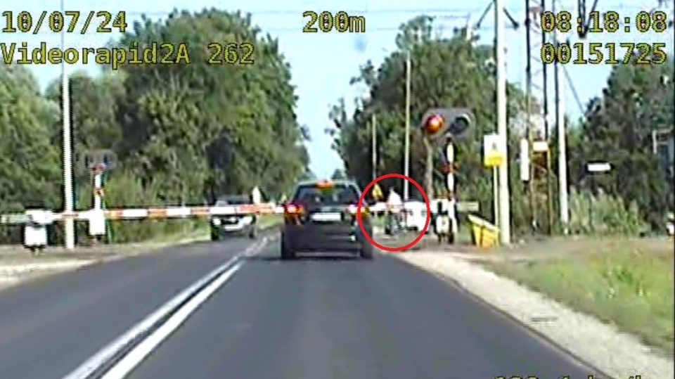 Incydent miał miejsce na przejeździe kolejowym przy ul. Starogardzkiej w Warlubiu/fot. materiały policji