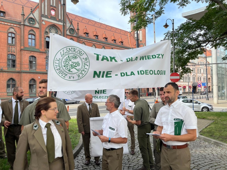 Protest leśników pod Urzędem Wojewódzkim/fot. Janusz Wiertel