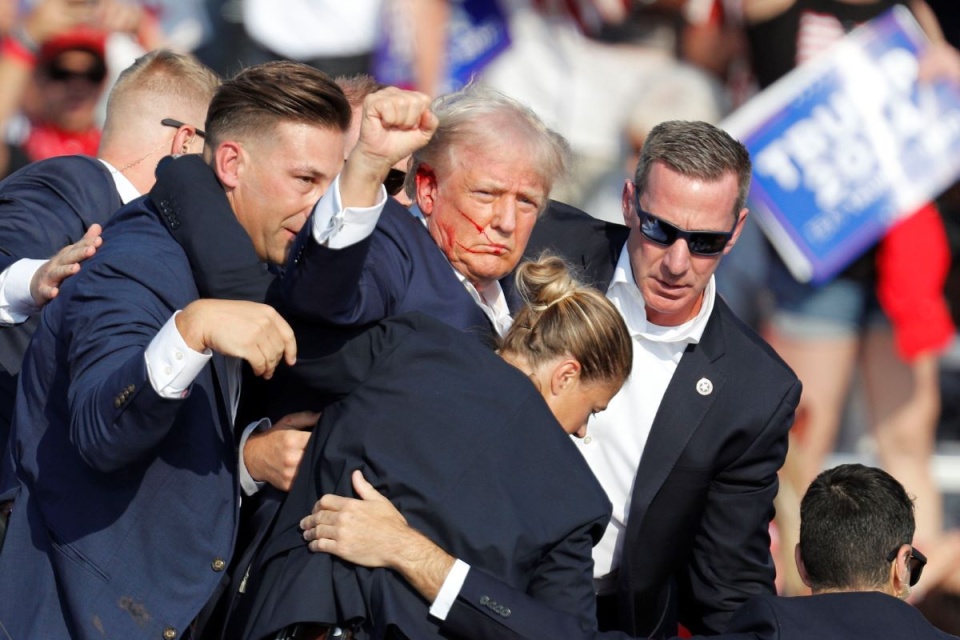 Były prezydent USA Donald Trump został w sobotę postrzelony w ucho podczas wiecu wyborczego w Butler w stanie Pensylwania/fot. PAP/EPA/DAVID MAXWELL