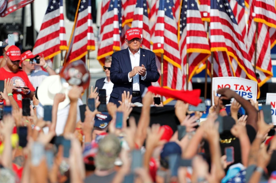 Donald Trump został postrzelony w ucho w sobotę podczas wiecu wyborczego w miejscowości Butler w Pensylwanii/fot. PAP/EPA/DAVID MAXWELL