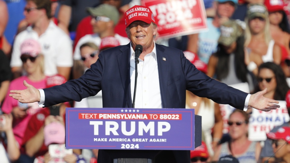 Donald Trump na wiecu przed zamachem, 13 lipca/fot. Maxwell David/EPA/PAP