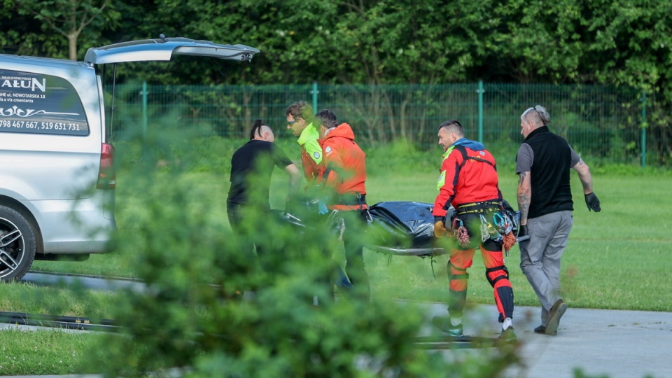 Śmigłowiec TOPR przetransportował ciało ofiary śmiertelnego wypadku na lądowisko przy szpitalu w Zakopanem/fot. Grzegorz Momot, PAP