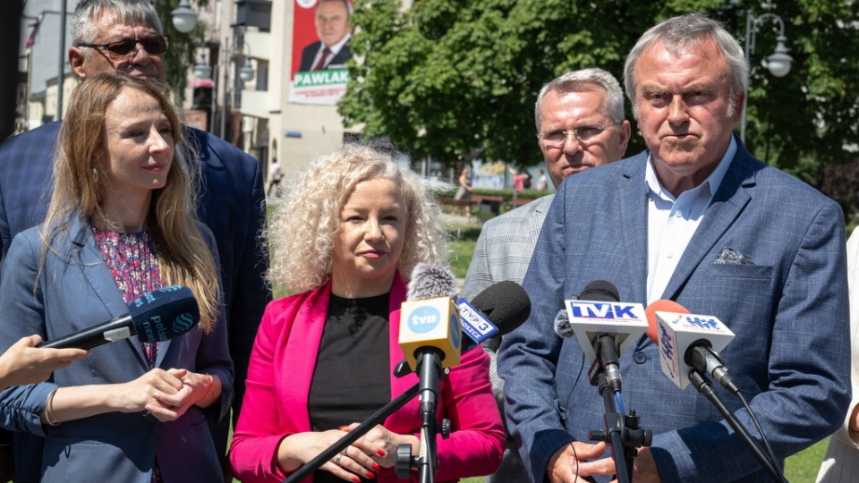 Minister do spraw równości Katarzyna Kotula, minister rodziny, pracy i polityki społecznej Agnieszka Dziemianowicz-Bąk i kandydat na senatora RP Stanisław Pawlak podczas konferencji prasowej we Włocławku/fot. Tytus Żmijewski, PAP