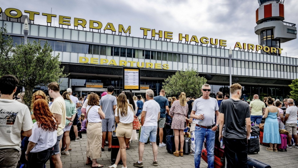 Podróżni czekają przed lotniskiem w Rotterdamie w Holandii/fot. PAP/EPA/ROBIN UTRECHT
