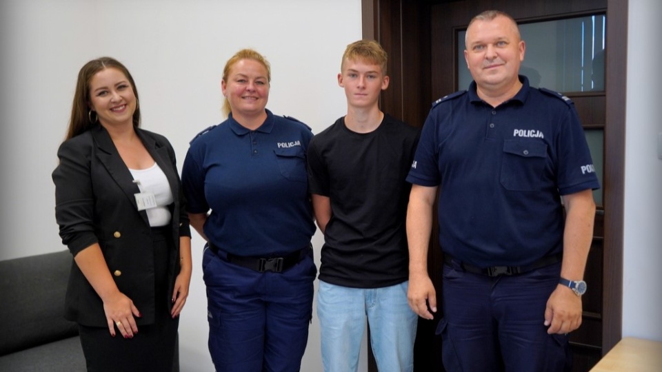 14-latek Kajetan otrzymał podziękowania z rąk bydgoskich policjantów za uratowanie życia 20-latkowi, który tonął w jeziorze niedaleko miejscowości Czarże/fot: KMP w Bydgoszczy