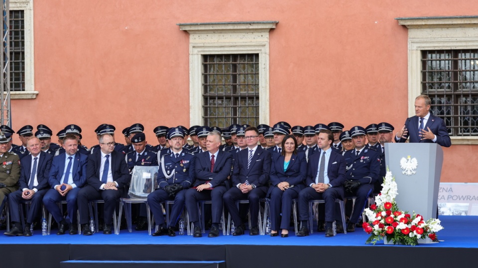 Premier Donald Tusk przemawia na centralnych obchodach Święta Policji na placu Zamkowym w Warszawie/fot. Rafał Guz, PAP