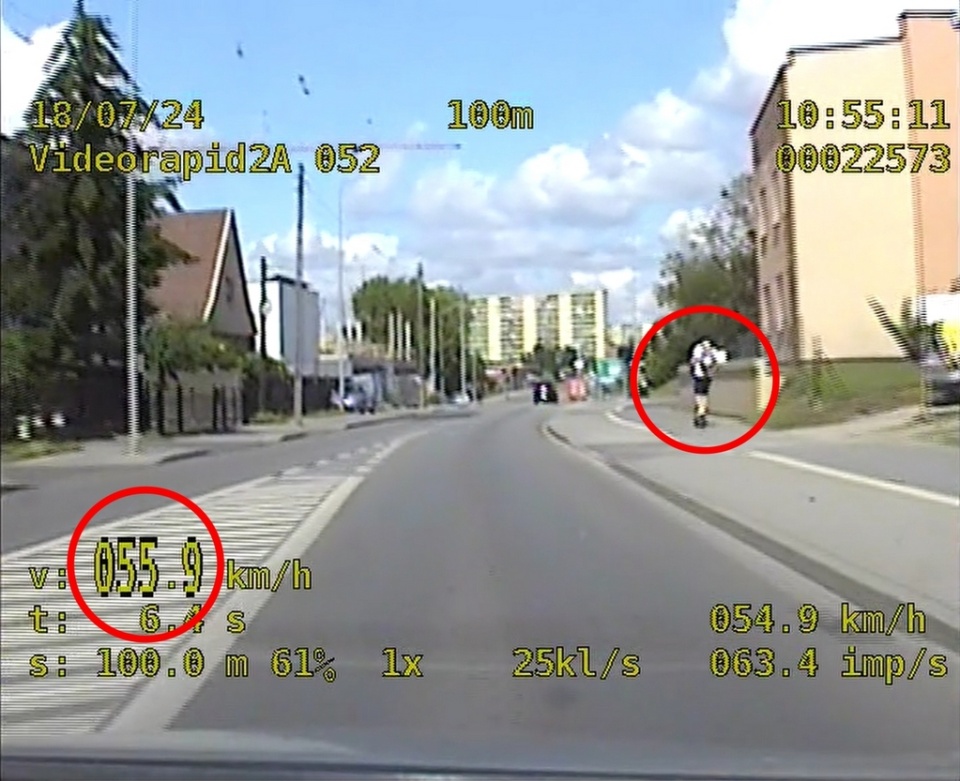 300-złotowy mandat karny otrzymał 25-latek z Bydgoszczy, który gnał hulajnogą po ścieżce rowerowej/fot. KWP Bydgoszcz