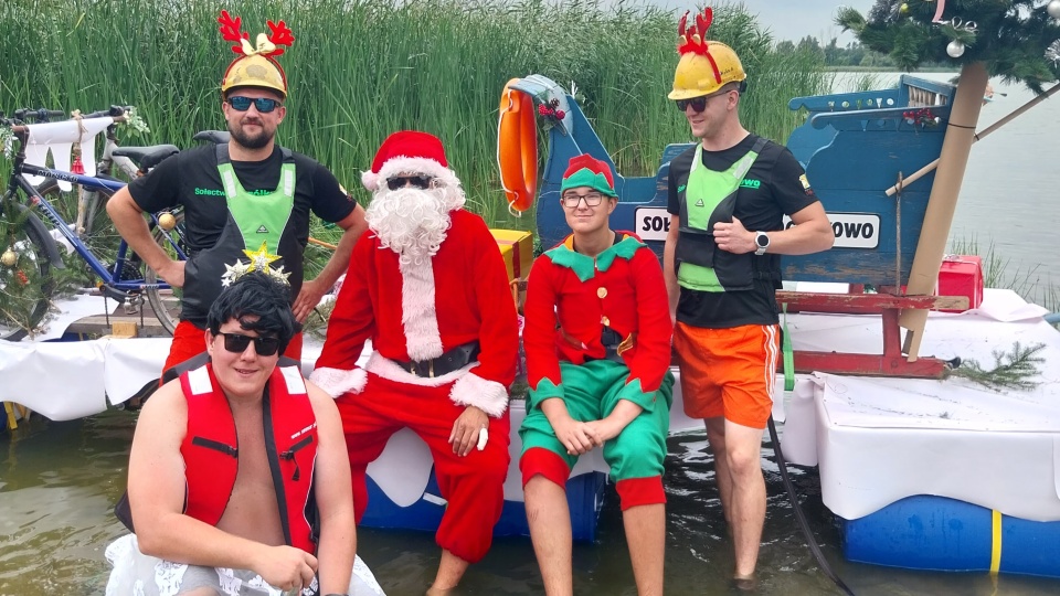 Rogowo zmieniło się w stolicę wędkowania i przede wszystkim dobrej zabawy. Na Festiwali Wody i Ryby nie mogło zabraknąć zawodów pływania na byle czym/fot: Elżbieta Rupniewska