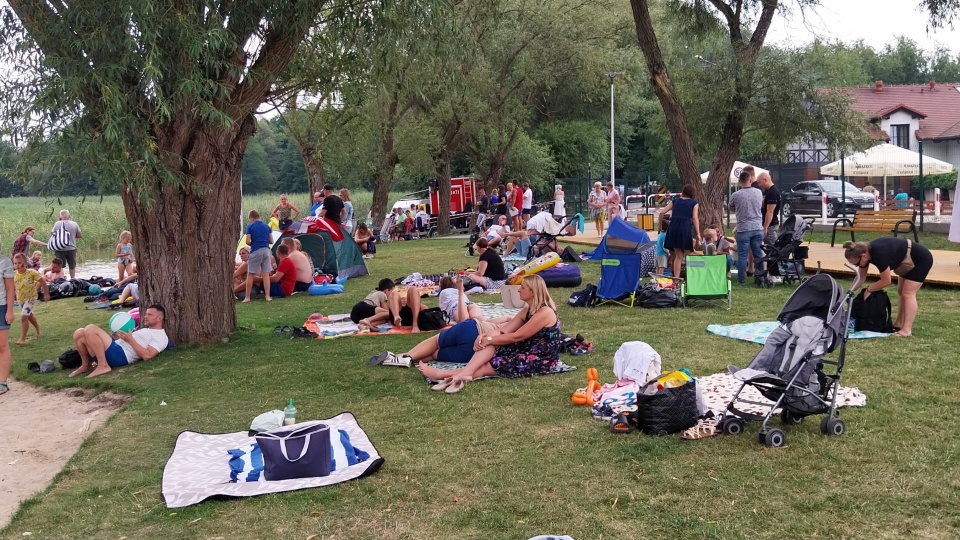 Mieszkańcy i turyści wypełnili plażę przy jeziorze Wierzchucińskim przy okazji otwarcia nowego kąpieliska/fot: Elżbieta Rupniewska