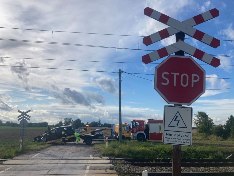 Samochodem podróżował ojciec z dwojgiem nastolatków, dziewczyna i chłopiec trafili do szpitala/fot. nadesłane