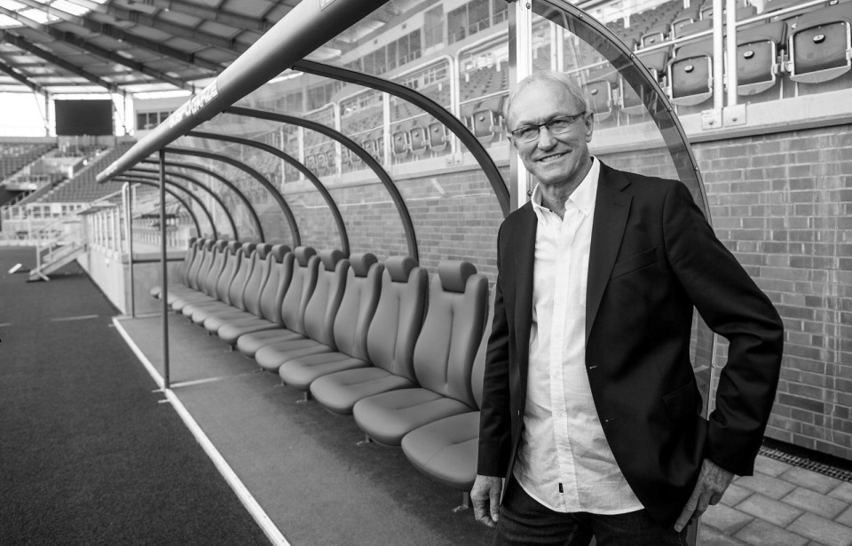 Na zdjęciu archiwalnym z 8 sierpnia 2017 r: Franciszek Smuda na stadionie Widzewa w Łodzi/fot. Grzegorz Michałowski/PAP