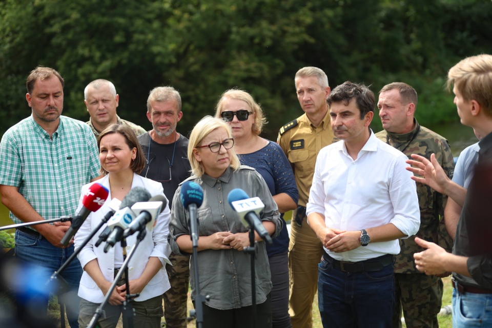 Minister klimatu Paulina Hennig-Kloska na konferencji prasowej nad rzeką Kłodnicą przy Małej Elektrowni Wodnej Pławniowice/Jarek Praszkiewicz