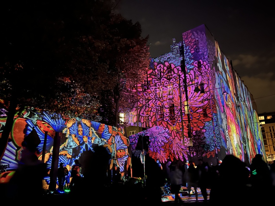 Rynek Staromiejski ma wypełnić się kolorami za sprawą projekcji „Overflowers” przygotowanej przez węgierską grupę Lightspray Visual/materiał Bella Skyway Festival, www.bellaskyway.pl