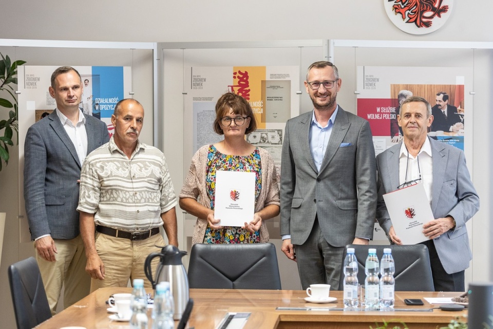 W Urzędzie Marszałkowskim podpisano umowy w sprawie zbiorników retencyjnych/fot. Szymon Zdziebło, tarantoga.pl dla UMWK-P