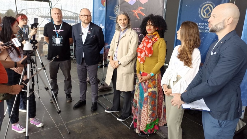 O tym, co przygotowano w tym roku mówili podczas konferencji: prezydent Torunia Paweł Gulewski, dyrektor Toruńskiej Agendy Kulturalnej Krystian Kubjaczyk i artyści z hiszpańskiej grupy Voala Company, którzy przygotowali wizualno-muzyczny spektakl Lithos/fot. Monika Kaczyńska