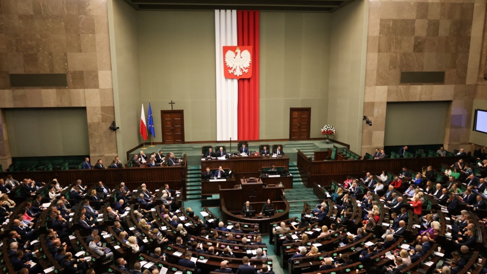 słowie na sali plenarnej Sejmu w trzecim dniu posiedzenia izby/fot. Albert Zawada