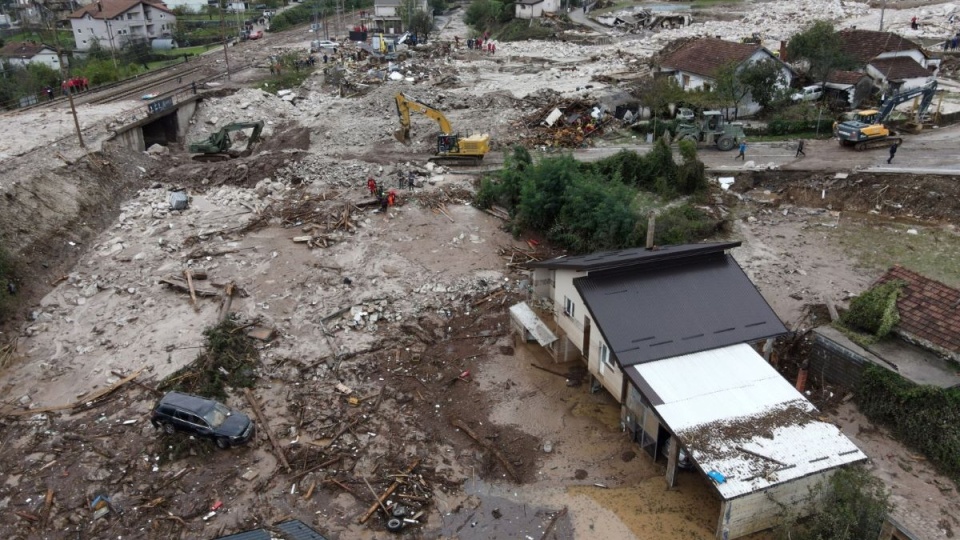 Do największych zniszczeń doszło w okolicy miasta Jablanica, gdzie woda wyrzuciła w stronę zabudowań kilka tysięcy ton kamieni z pobliskiego kamieniołomu/fot. PAP/EPA/NIDAL SALJIC