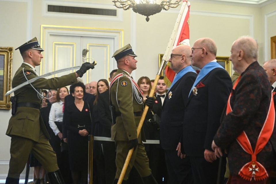 Odznaczeni przez prezydenta RP Orderem Orła Białego publicysta, tłumacz, filozof i polityk prof. Ryszard Legutko (trzeci z prawej) i lekarz otochirurg i otolog, twórca i dyrektor Instytutu Fizjologii i Patologii Słuchu oraz Światowego Centrum Słuchu w Kajetanach prof. Henryk Skarżyński (drugi z prawej)/fot. Piotr Nowak, PAP