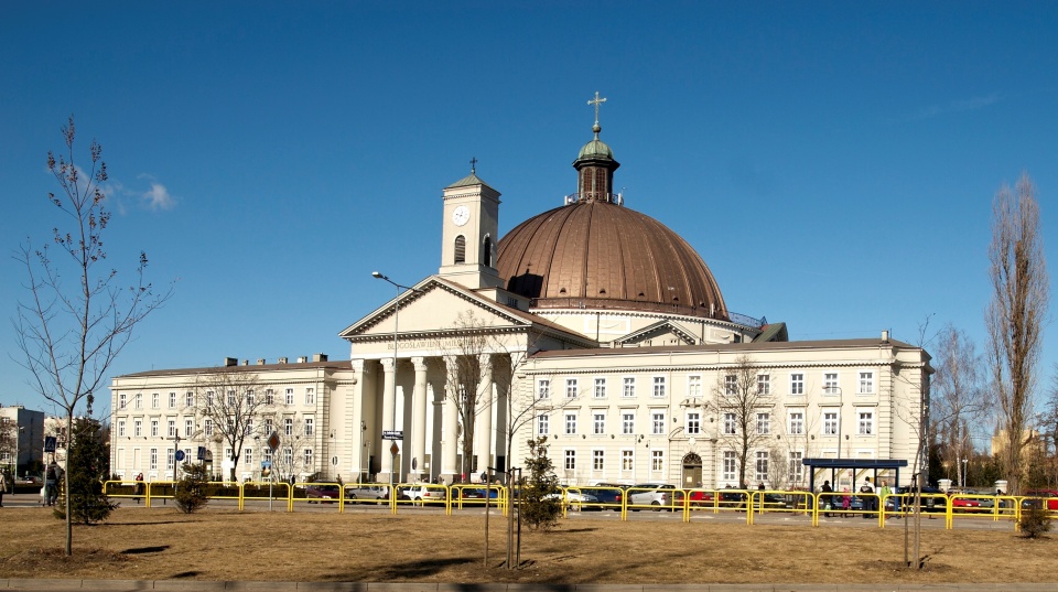 Szykuje się rzadka i niezwykła okazja, by wejść na dach bydgoskiej Bazyliki Mniejszej. tego samego dnia na terenie parafii odbędą się charytatywne warsztaty bębniarskie. Dochód ma wesprzeć otwarcie baru społecznego/fot. Wikipedia/Przemysław Jahr / Wikimedia Commons/https://commons.wikimedia.org