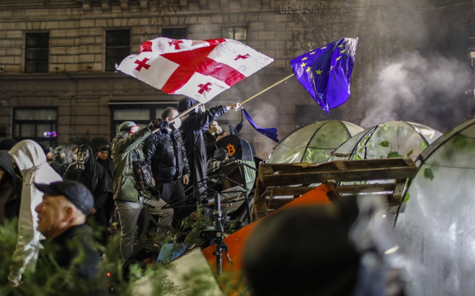 W Gruzji trwają protesty związane z zawieszeniem rozmów akcesyjnych do Unii Europejskiej/fot: EPA/DAVID MDZINARISHVILI