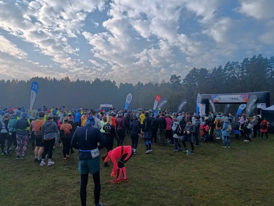 Biegacze chwilę przed startem/fot. Michał Bełdzikowski