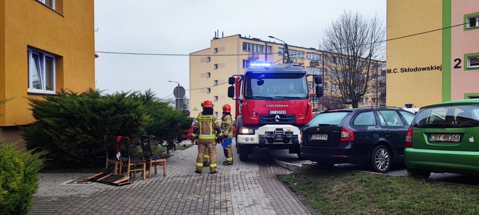 Według wstępnych ustaleń przyczyną zaprószenia ognia było pozostawienie zapalonej świeczki, od której zajęły się stół i krzesła/fot. Komenda Powiatowa Państwowej Straży Pożarnej w Chełmnie, Facebook