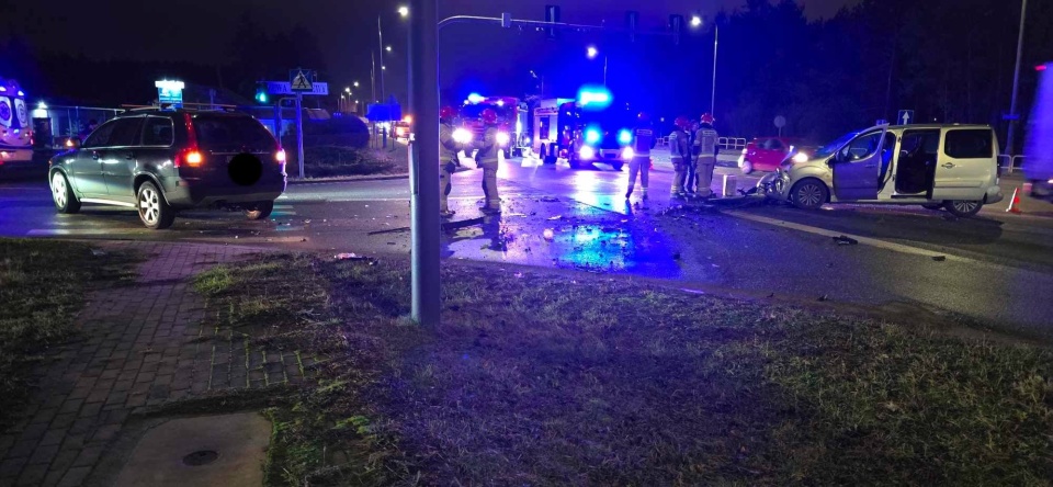 W zderzeniu dwóch aut ucierpiała jedna osoba/fot: Facebook, Heron15 Pomoc Drogowa Bydgoszcz 24h Andruszczenko Krystian 501337500