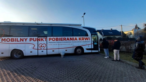 Na parkingu wojewódzkiego oddziału NFZ, przy ul. Łomżyńskiej pojawił się Ambulans RCKiK z powodu kolejnej akcji oddania krwi/fot: Tatiana Adonis