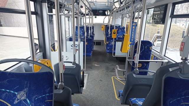 17-latek znalazł pieniądze w autobusie komunikacji miejskiej. Chwalą go bydgoscy policjanci