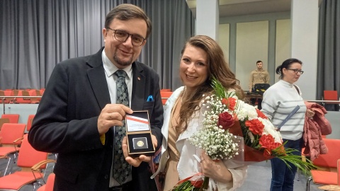 Wojewoda kujawsko-pomorski Michał Sztybel wręczył 44 osobom postanowienia o nadaniu obywatelstwa polskiego/fot. Tatiana Adonis