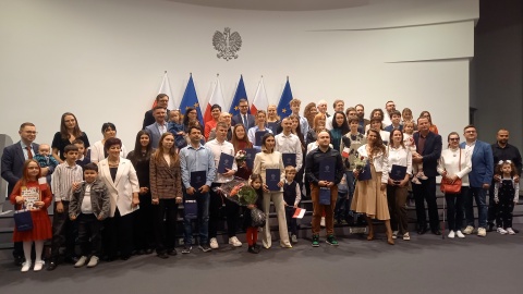 Wojewoda kujawsko-pomorski Michał Sztybel wręczył 44 osobom postanowienia o nadaniu obywatelstwa polskiego/fot. Tatiana Adonis