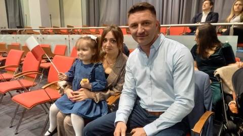 Wojewoda kujawsko-pomorski Michał Sztybel wręczył 44 osobom postanowienia o nadaniu obywatelstwa polskiego/fot. Tatiana Adonis