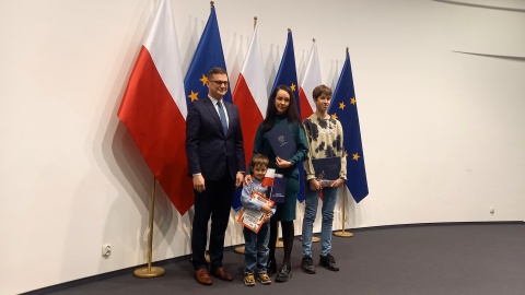 Wojewoda kujawsko-pomorski Michał Sztybel wręczył 44 osobom postanowienia o nadaniu obywatelstwa polskiego/fot. Tatiana Adonis