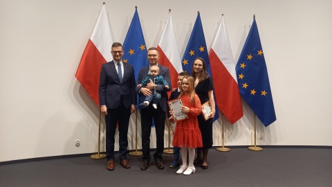 Wojewoda kujawsko-pomorski Michał Sztybel wręczył 44 osobom postanowienia o nadaniu obywatelstwa polskiego/fot. Tatiana Adonis