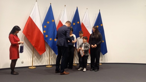 Wojewoda kujawsko-pomorski Michał Sztybel wręczył 44 osobom postanowienia o nadaniu obywatelstwa polskiego/fot. Tatiana Adonis