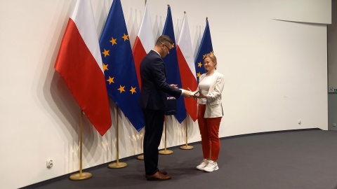 Wojewoda kujawsko-pomorski Michał Sztybel wręczył 44 osobom postanowienia o nadaniu obywatelstwa polskiego/fot. Tatiana Adonis