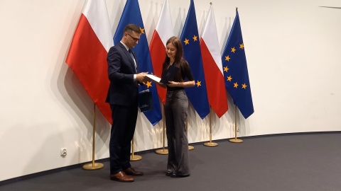 Wojewoda kujawsko-pomorski Michał Sztybel wręczył 44 osobom postanowienia o nadaniu obywatelstwa polskiego/fot. Tatiana Adonis