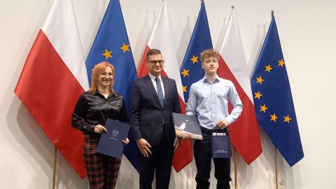 Wojewoda kujawsko-pomorski Michał Sztybel wręczył 44 osobom postanowienia o nadaniu obywatelstwa polskiego/fot. Tatiana Adonis