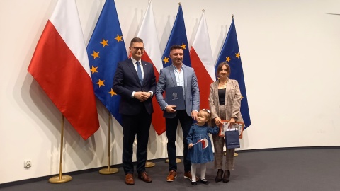 Wojewoda kujawsko-pomorski Michał Sztybel wręczył 44 osobom postanowienia o nadaniu obywatelstwa polskiego/fot. Tatiana Adonis