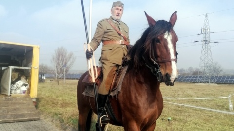 W ubiegłym roku wystartowali z Tallina i dotarli do Olsztyna. W tym roku do 20 kwietnia konno jadą z Olszyna - jak mówią, najdalej jak się da. Ostatni etap przygody i zdobycie Santiago de Compostela planują w przyszłym roku. A to wszystko w strojach z epoki. Z niezwykłymi pielgrzymami spotkała się w Wielkiej Nieszawce Iwona Muszytowska-Rzeszotek/fot. Iwona Muszytowska-Rzeszotek