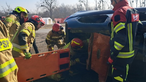 Na Kartodromie dachował samochód, a pasażer był zakleszczony w pojeździe. Strażacy próbowali go uwolnić - to jeden z wariantów ćwiczonych podczas Warsztatów Ratownictwa Technicznego w Bydgoszczy/fot. Damian Klich