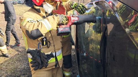 Na Kartodromie dachował samochód, a pasażer był zakleszczony w pojeździe. Strażacy próbowali go uwolnić - to jeden z wariantów ćwiczonych podczas Warsztatów Ratownictwa Technicznego w Bydgoszczy/fot. Damian Klich