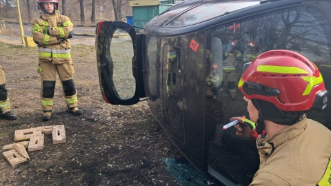 Na Kartodromie dachował samochód, a pasażer był zakleszczony w pojeździe. Strażacy próbowali go uwolnić - to jeden z wariantów ćwiczonych podczas Warsztatów Ratownictwa Technicznego w Bydgoszczy/fot. Damian Klich