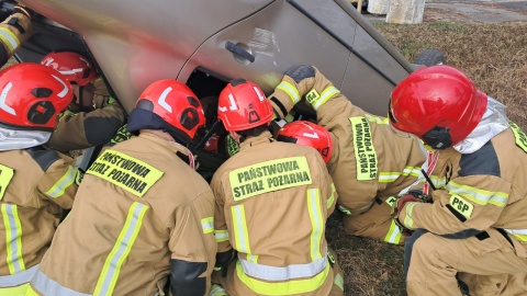 Na Kartodromie dachował samochód, a pasażer był zakleszczony w pojeździe. Strażacy próbowali go uwolnić - to jeden z wariantów ćwiczonych podczas Warsztatów Ratownictwa Technicznego w Bydgoszczy/fot. Damian Klich