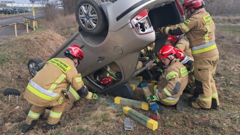 Na Kartodromie dachował samochód, a pasażer był zakleszczony w pojeździe. Strażacy próbowali go uwolnić - to jeden z wariantów ćwiczonych podczas Warsztatów Ratownictwa Technicznego w Bydgoszczy/fot. Damian Klich