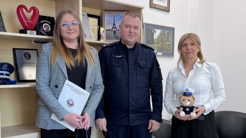 Podinsp. Mariusz Gaik oficjalnie podziękował pracownicy banku/fot. materiały policji