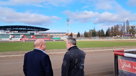 Jerzy Kanclerz i Maciej Wilkowski podczas „Rozmowy Dnia" transmitowanej na żywo z bydgoskiego stadionu żużlowego. / Fot. Radosław Łączkowski