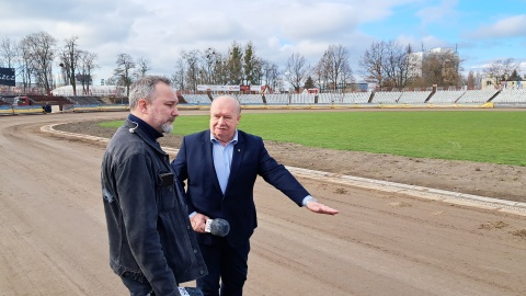 Maciej Wilkowski i Jerzy Kanclerz podczas „Rozmowy Dnia" transmitowanej na żywo z bydgoskiego stadionu żużlowego. / Fot. Radosław Łączkowski