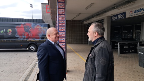 Jerzy Kanclerz i Maciej Wilkowski podczas „Rozmowy Dnia" transmitowanej na żywo z bydgoskiego stadionu żużlowego. / Fot. Radosław Łączkowski