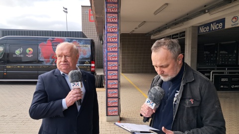Jerzy Kanclerz i Maciej Wilkowski podczas „Rozmowy Dnia" transmitowanej na żywo z bydgoskiego stadionu żużlowego. / Fot. Radosław Łączkowski